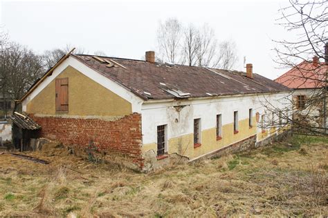 pohled na nevyužívaný dům před rekonstrukcí