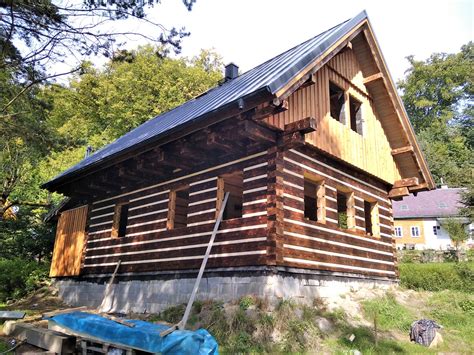 Exteriér rekonstruované roubenky ve Strašíně