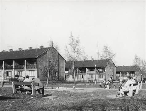 historické fotografie panelových domů v Československu, ilustrující jejich vznik jako řešení bytové krize
