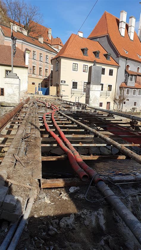 detailní záběr na stavební práce na mostě nebo propustku