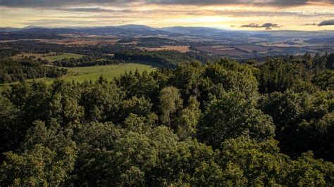 panoramatický výhled na jihočeskou krajinu s rybníky a lesy