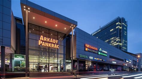 Nákres nebo fotografie nadzemního parkoviště OC Arkády Pankrác s vyznačenými vjezdy a výjezdy