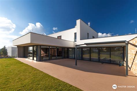 exteriér řadového domu s terasou a bazénem