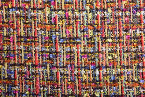 Detail broderie s nízkým zimostrázem a barevným sypáním.