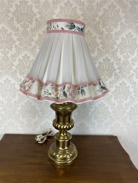 Lampa s látkovým stínidlem a jemnými vzory