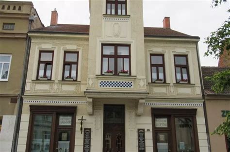 historický dům v uliční frontě nad náměstím v Husinci