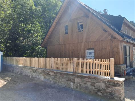 Tradiční prvky venkovského domu: červená střecha, bílé stěny, plaňkový plot.