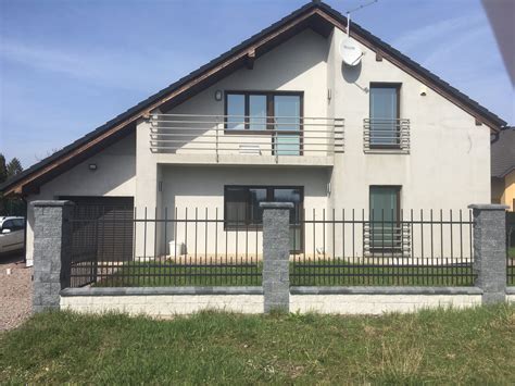 Fotografie různých typů rodinných domů v různých stavech (novostavba, po rekonstrukci, k rekonstrukci)