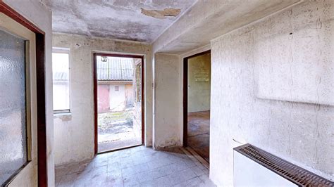 rodinný dům před rekonstrukcí s velkou stodolou v Tchořovicích