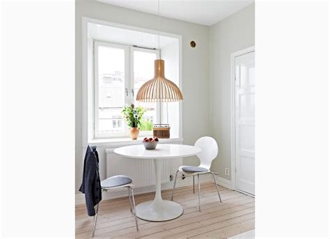 ilustrační foto - skandinávská jídelna s designovým lustrem a stolními lampami
