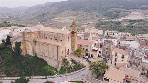 starosta Giuseppe Cacioppo hovoří o prodeji domů v Sambuca di Sicilia