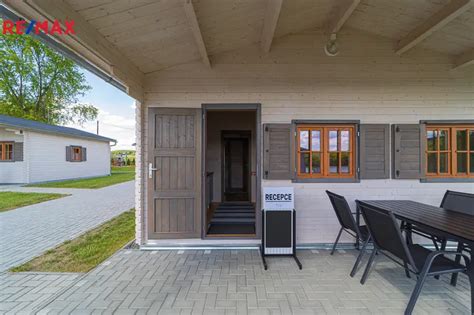 Fotografie rekreačního areálu s chatkami, bungalovy a okolní přírodou Orlických hor