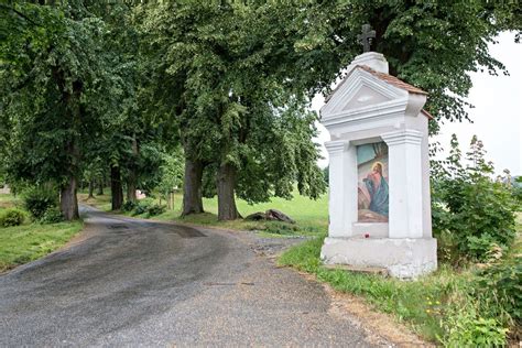 Parkově upravený starý hřbitov s kapličkami Křížové cesty u kostela sv. Bartoloměje