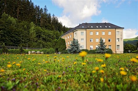 panoramatický pohled na lázeňský park Lázní Bohdaneč s lázeňskými budovami