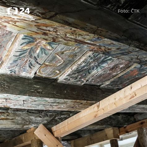 Fotografie domu ve špatném stavu s viditelnými známkami poškození