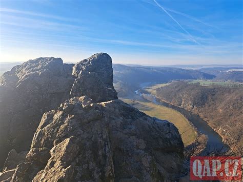Fotografie malebné krajiny Zadní Třebáně s výhledem na řeku Berounku.