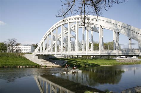 inzertní fotografie budovy a pozemku