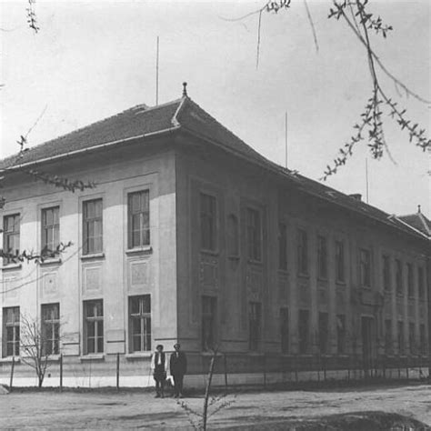 Archivní fotografie budovy školy na Hollarově náměstí