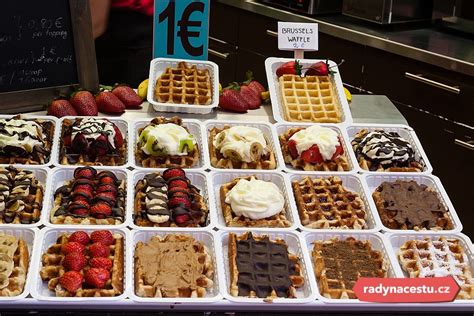 koláž fotografií belgických specialit: hranolky a vafle