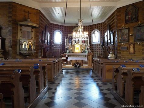 zdevastovaný interiér kostela
