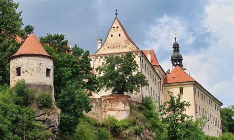 Zámek Okrouhlice - pohled od řeky