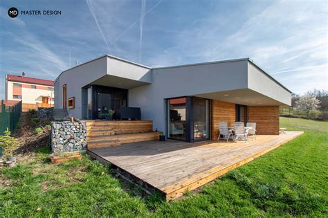 ukázka domu ve svahu s přístupem shora