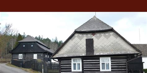 Venkovská usedlost z oblasti Brdské vrchoviny s typickou architekturou: stodola, chlév a roubený dům.