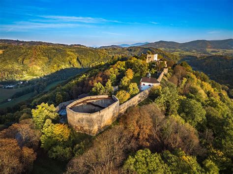 panoramatický pohled na zříceninu hradu Hukvaldy s okolní krajinou