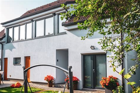 Vizualizace rozmístění vánočního osvětlení na rodinném domě: fasáda, okna, balkon