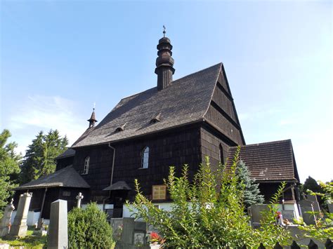 kostel sv. Petra a Pavla v Liberku s dřevěnou zvonicí