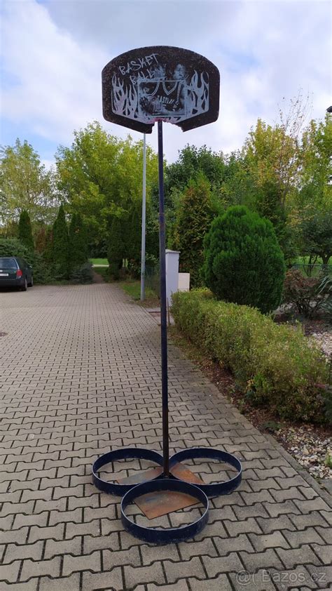 Detailní záběr na robustní kovovou konstrukci stojanu na oblečení