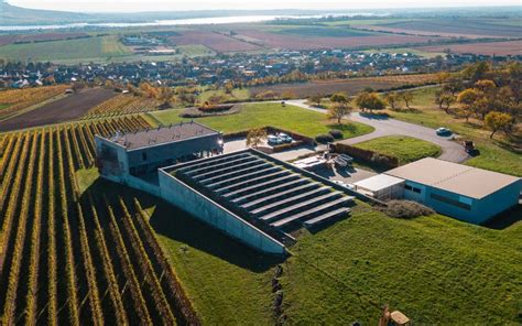 Moderní vinařství Gotberg zapuštěné do svahu s futuristickým exteriérem