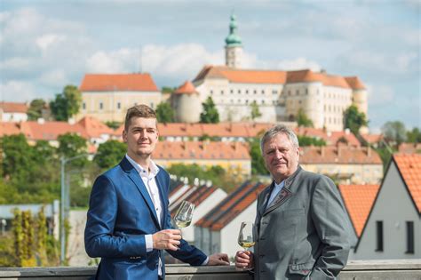 Terasa vinařství Volařík s výhledem na Mikulov