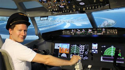 Pilot připravující se na let v simulátoru