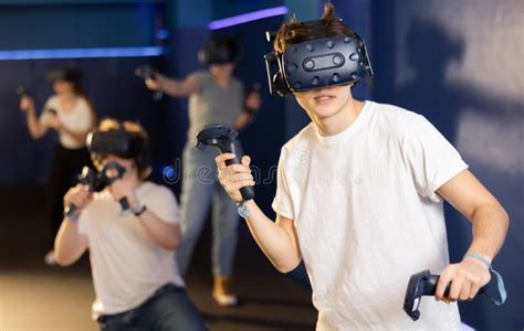 Ilustrační foto člověka s VR headsetem