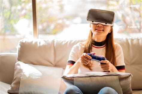 Ilustrační foto osoby používající VR headset