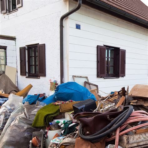 Fotografie týmu profesionálů při práci na vyklízení domu