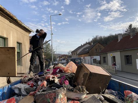 Fotografie týmu pracovníků provádějících vyklízení bytu