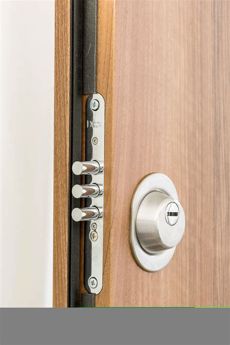 Detailní záběr na vícebodový zámek a speciální trny proti vysazení u bezpečnostních dveří.