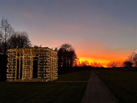 Malebný zámecký park s altánem a výhledem do krajiny.