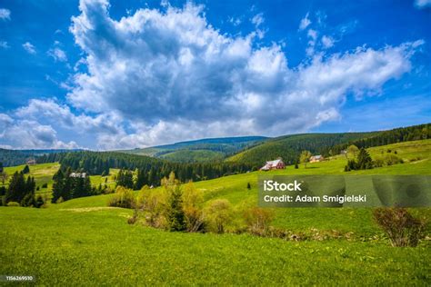 panoramatický výhled na beskydské hory s chalupami v popředí
