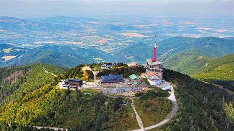 turisté na vrcholu Lysé hory s panoramatickým výhledem