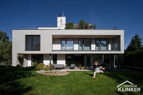 Render rezidenčního domu s moderní fasádou a balkony