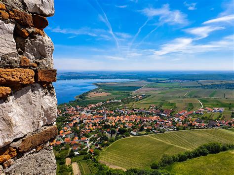Panorama Pálavských vrchů s vinicemi