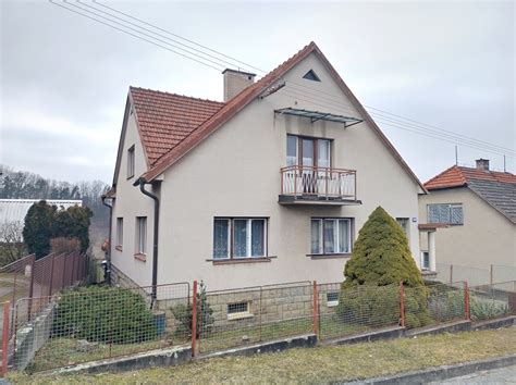 Ilustrace rodinného domu s nabídkou prodeje v Plzeňském kraji.