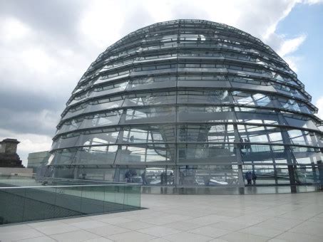 moderní skleněná kopule Reichstagu