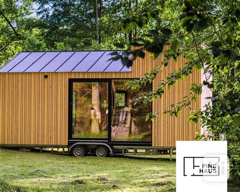 Koláž různých typů alternativního bydlení: tiny house, maringotka, komunitní bydlení.
