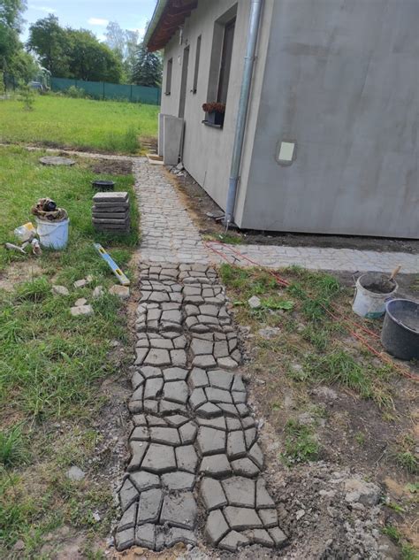 Ukázka betonového chodníku s různými povrchovými úpravami a barvami