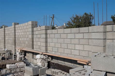 Různé druhy zahradních chodníků - kamenné, dřevěné, z betonových tvárnic