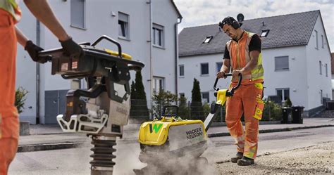 Finální uhlazení chodníku vibrační deskou po zaplnění spár pískem